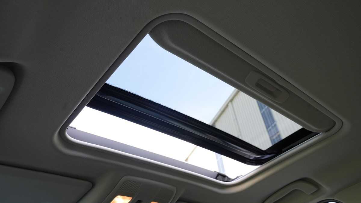 Ngoài những tiện nghi vượt trội, Mazda CX3 mới cũng đã được trang bị thêm cửa sổ trời giúp không gian cabin thoáng đãng hơn
